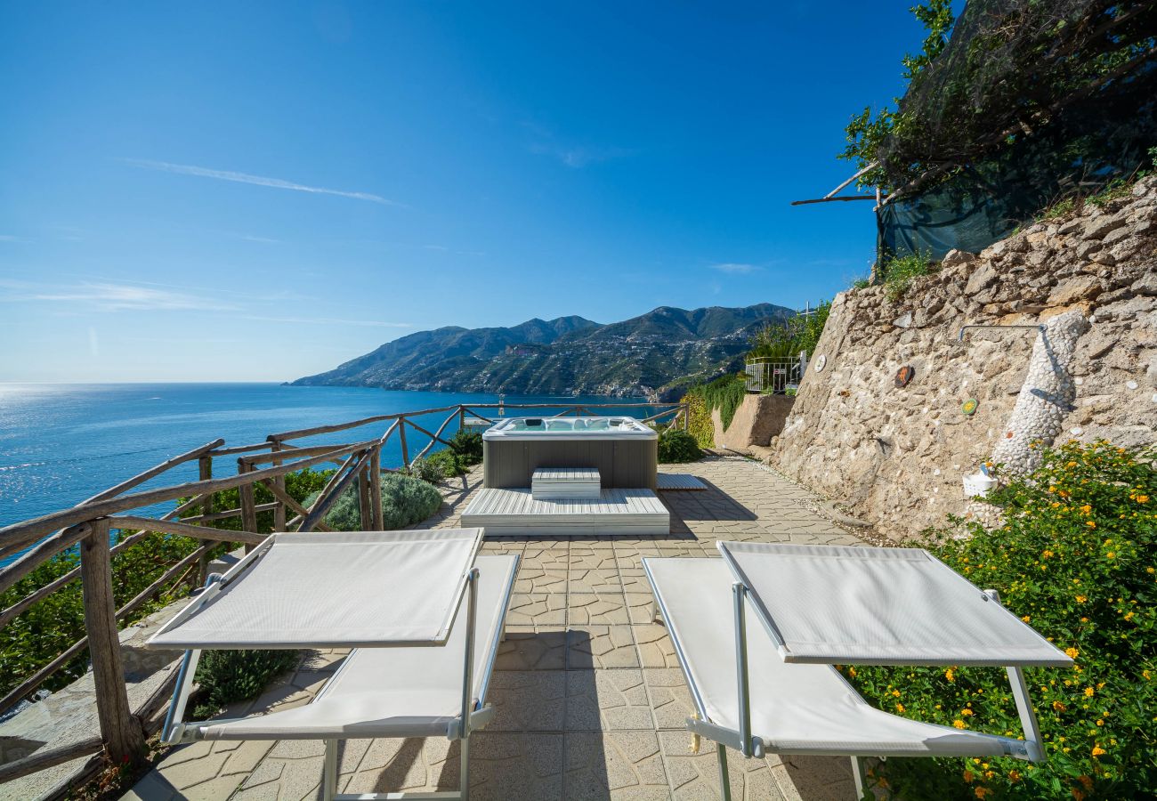 Villa in Maiori - Luxury Villa Vittoria- Villa with garden, swimming pool and jacuzzi overlooking the sea