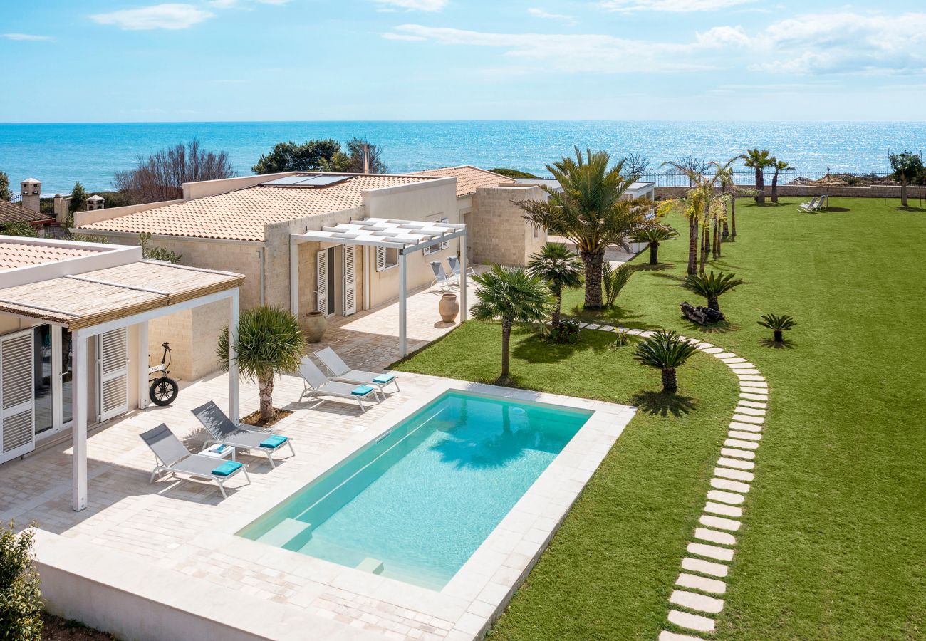 Villa in Ispica - Luxury villa with pool, beach front, Porto Ulisse