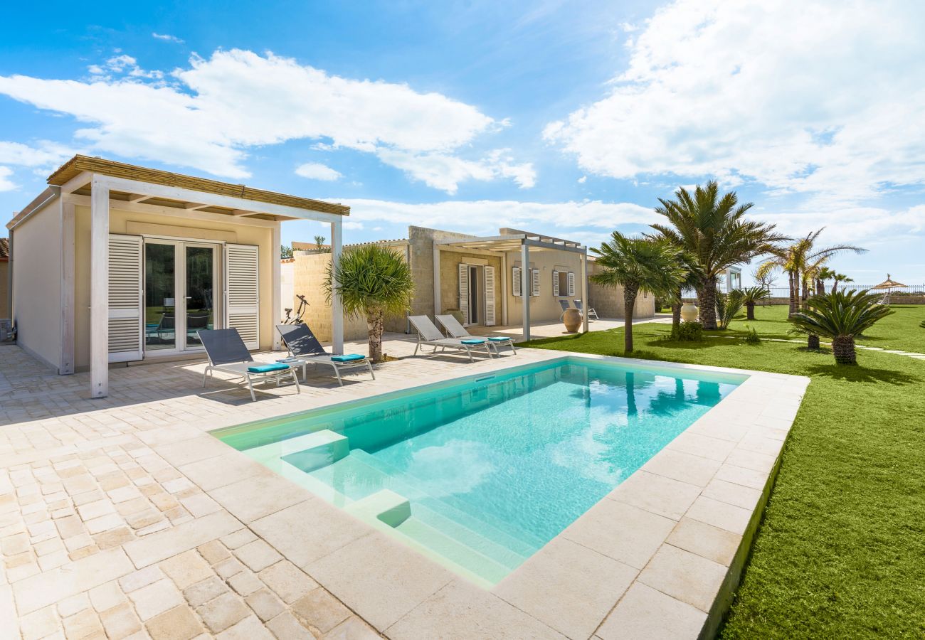 Villa in Ispica - Luxury villa with pool, beach front, Porto Ulisse