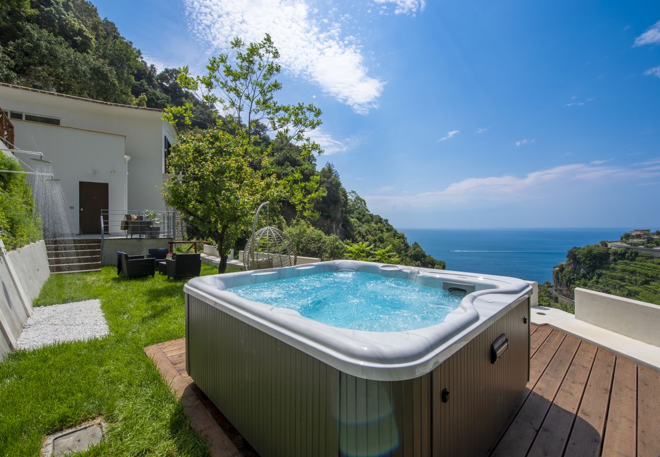 Villa in Amalfi - Villa Donna Rachele - Sea view Jacuzzi and Free Parking