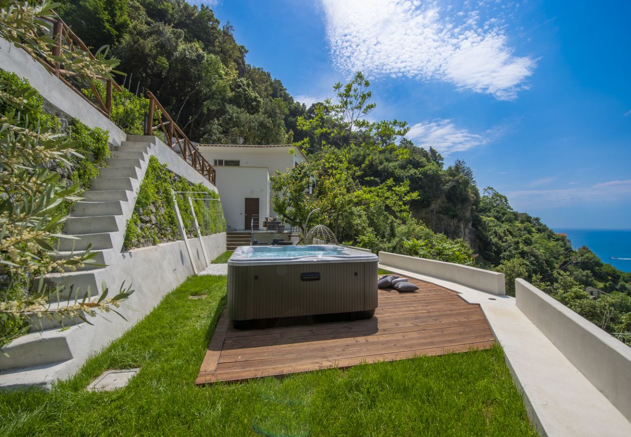 Villa in Amalfi - Villa Donna Rachele - Sea view Jacuzzi and Free Parking