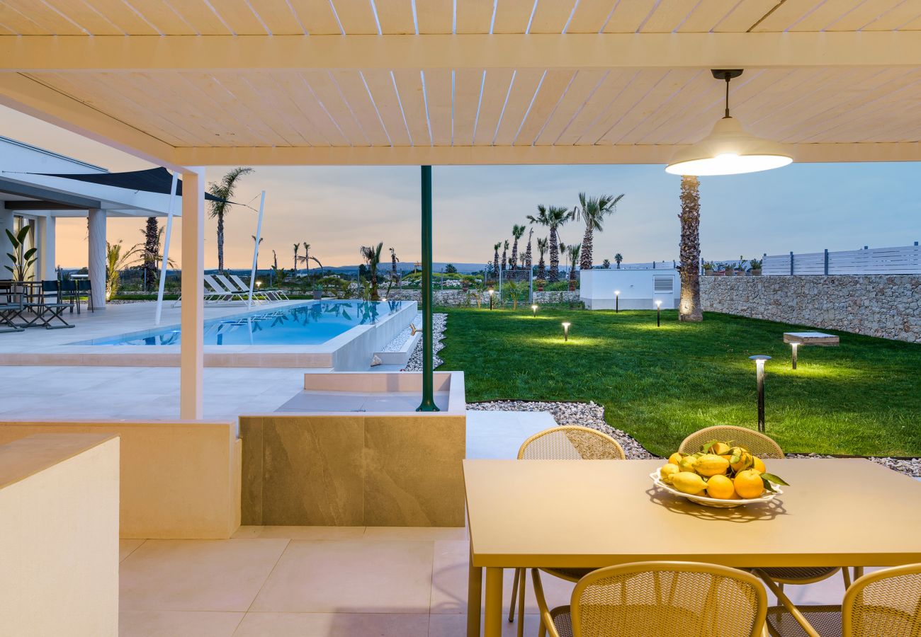 Villa in Noto - Great villa with pool, sea walking distance, in San Lorenzo